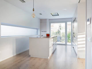 CASA EN SANT CUGAT, CABRÉ I DÍAZ ARQUITECTES CABRÉ I DÍAZ ARQUITECTES Minimalistische keukens Beige