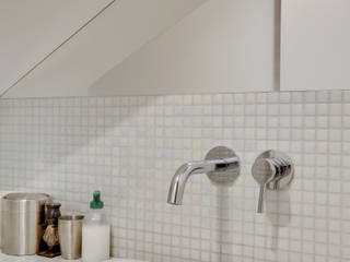 Duplex dans le quartier des Batignolles à Paris 17ème arrondissement, Agence Karine Perez Agence Karine Perez Modern Bathroom Ceramic White