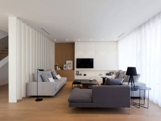 Interiorismo de la vivienda con carácter mediterráneo en Altea, MANUEL GARCÍA ASOCIADOS MANUEL GARCÍA ASOCIADOS Salas de estilo moderno Blanco