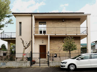 Restyling di un cielo-terra anni '50, Studio Kibuz Studio Kibuz Casa unifamiliare Piastrelle