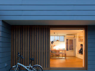 羽黒の家／ガレージのある猫と暮らす家, 松原建築計画 一級建築士事務所 / Matsubara Architect Design Office 松原建築計画 一級建築士事務所 / Matsubara Architect Design Office Wooden doors Wood White