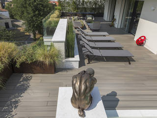 Attico con vista sulla city, Luciano Caprini Garden Designer Luciano Caprini Garden Designer Balcone, Veranda & Terrazza in stile moderno