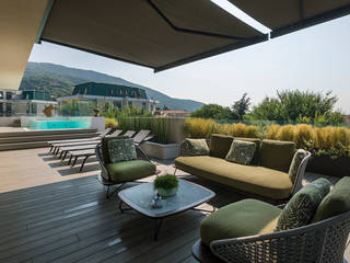 Attico con vista sulla city, Luciano Caprini Garden Designer Luciano Caprini Garden Designer Modern balcony, veranda & terrace