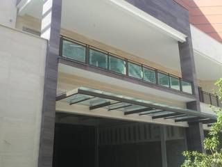 Colocación de granito en piso y fachadas, GRUPO UNIVERSE GRUPO UNIVERSE Balkon Granit Braun