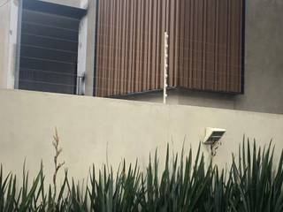 Louver vertical con vigas de madera compuesta, Legno soluciones en acabados Legno soluciones en acabados Passive house Wood-Plastic Composite