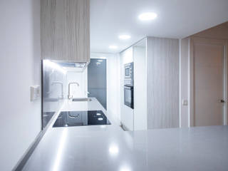 Reforma de piso loft en calle Castillejos de Barcelona, Grupo Inventia Grupo Inventia Moderne Küchen Holz-Kunststoff-Verbund