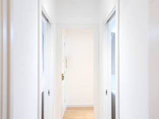 Vivienda reformada en calle Casanova de Barcelona, Grupo Inventia Grupo Inventia Modern corridor, hallway & stairs