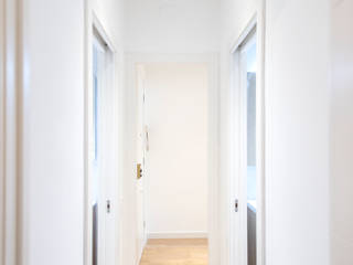 Vivienda reformada en calle Casanova de Barcelona, Grupo Inventia Grupo Inventia Modern Corridor, Hallway and Staircase