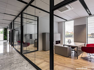 Projekt wnętrz biurowca firmy ATUT w Rakoniewicach, PRACOWNIA ARCHITEKTURY I URBANISTYKI KAROLINA GROSZEK PRACOWNIA ARCHITEKTURY I URBANISTYKI KAROLINA GROSZEK Commercial spaces Wood Wood effect