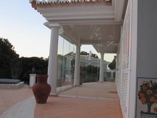 Sunflex Glasschiebewand - unterhalb eines Balkons montiert, Schmidinger Wintergärten, Fenster & Verglasungen Schmidinger Wintergärten, Fenster & Verglasungen Classic style conservatory Glass