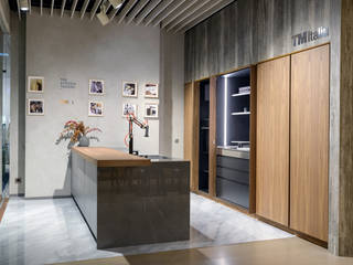 Cucina con lato colonne in noce canaletto e isola con piano snack scorrevole, TM Italia TM Italia Modern kitchen