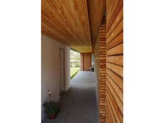 Haus R8, AIMZ Irl Zeininger Architekten PartmbB AIMZ Irl Zeininger Architekten PartmbB Front doors Wood Brown