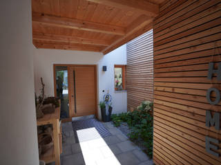 Großzügiges Einfamilienhaus mit Holzakzenten, AIMZ Irl Zeininger Architekten PartmbB AIMZ Irl Zeininger Architekten PartmbB Front doors Wood Brown