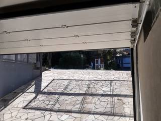 Portão Residencial com Inclinação, Cattani Portões Cattani Portões Garage Doors Iron/Steel White