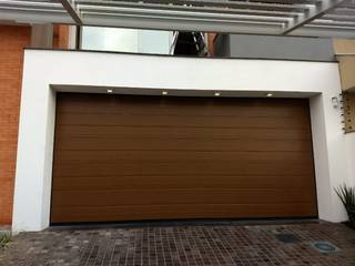 Portão Residencial em Acabamento Amadeirado, Cattani Portões Cattani Portões Garage Doors Iron/Steel Wood effect