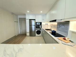 Kitchen @ Silom Condo, BAANSOOK Design & Living Co., Ltd. BAANSOOK Design & Living Co., Ltd. Giardino interno