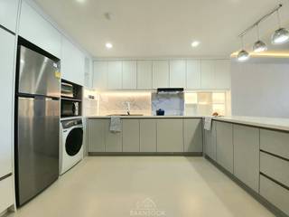 Kitchen @ Silom Condo, BAANSOOK Design & Living Co., Ltd. BAANSOOK Design & Living Co., Ltd. Giardino interno