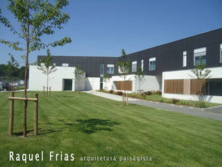 Lar Chão de Grou, RAQUEL FRIAS - ARQUITECTURA PAISAGISTA RAQUEL FRIAS - ARQUITECTURA PAISAGISTA Jardines minimalistas