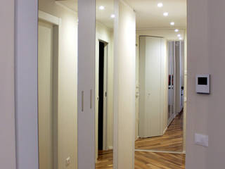Appartamento Annunciata, Studio Romeo Architetti Studio Romeo Architetti Modern corridor, hallway & stairs لکڑی Wood effect