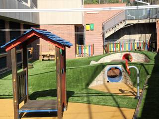 Patio infantil de colegio, ecoarquitectura ecoarquitectura Jardines de estilo moderno