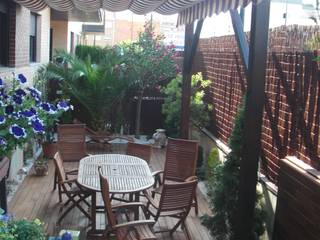 TERRAZA EN PISO BAJO CON PERGOLA Y TOLDO EN URBANIZACION BARRIO MIRALBUENO, Jardín con Clase Jardín con Clase Kolonialer Balkon, Veranda & Terrasse