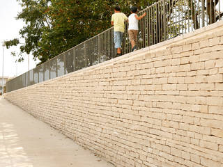 Mur et muret en pierre naturelle de Bourgogne, LE COMPTOIR DES PIERRES LE COMPTOIR DES PIERRES Classic style garden Stone