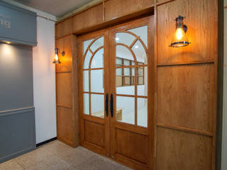 원주 브릿지 영어학원 50평형 인테리어, 주식회사 큰깃 주식회사 큰깃 Mediterranean style doors
