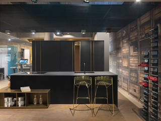 Cucina con lato colonne freestanding bifacciali e isola, TM Italia TM Italia Built-in kitchens