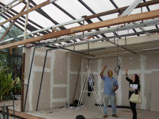 gerenciamento de obra com construtor vendo detalhes do telhado a ser feito Viviane Cunha Arquitetura Modern Living Room Metal acompanhamento de obra, gerenciamento de obra, execução de projeto, compra de acabamentos, mobiliário, iluminação, decoração