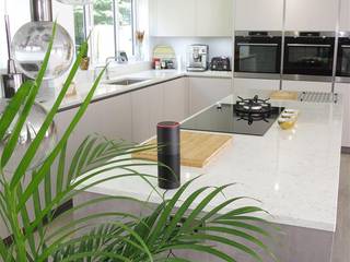Impeccable Concrete Pearl Grey Kitchen with Center Island, PTC Kitchens PTC Kitchens Moderne Küchen Grau
