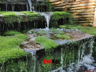 Estanque koi con cascada natural y plantas acuaticas, Redkoi Redkoi Mediterranean style garden