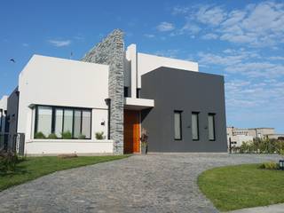 Vivienda Unifamiliar en Barrio Cerrado, MONARQ Arquitectura MONARQ Arquitectura Casas unifamiliares Piedra