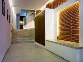 Reforma vestibulo en C/Xiprer, Barcelona, Oficina Urbana Oficina Urbana Mediterranean corridor, hallway & stairs