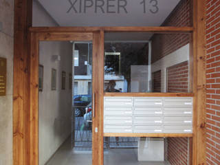 Reforma vestibulo en C/Xiprer, Barcelona, Oficina Urbana Oficina Urbana Koridor & Tangga Gaya Mediteran