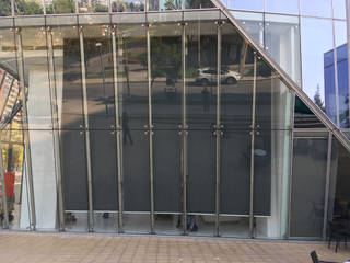 TOLDOS VERTICALES MOTORIZADOS PARA HALL DE ACCESO EDIFICIO GÉNESIS EN LAS CONDES, URBAN DESIGN STORE LTDA URBAN DESIGN STORE LTDA Corredores, halls e escadas modernos