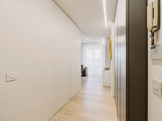 Una moderna fermata del tram, Annalisa Carli Annalisa Carli Modern corridor, hallway & stairs Wood Wood effect