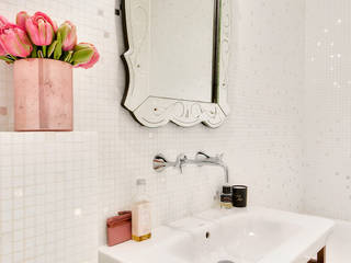 Une salle de bains luxe et féminine en mosaïque Bisazza à Saint Sulpice, Alessandra Pisi / Pisi Design Architectes Alessandra Pisi / Pisi Design Architectes Modern bathroom Silver/Gold