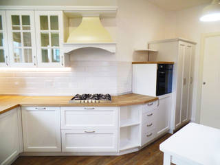 Cucina classica angolare con divisorio a vista, Falegnamerie Design Falegnamerie Design Cucina in stile classico Legno Effetto legno