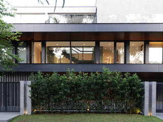 LG House - Three Storey Modern House, 8X8 Design Studio Co. 8X8 Design Studio Co. 一戸建て住宅 金属