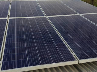 ENERGÍA SOLAR ON GRID , C&B Ingeniería Eléctrica Ñuble Ltda C&B Ingeniería Eléctrica Ñuble Ltda モダンな 家 アルミニウム/亜鉛