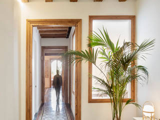 APARTAMENTO CARME, Jofre Roca Taller d'Arquitectura Jofre Roca Taller d'Arquitectura Modern corridor, hallway & stairs