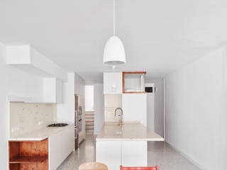 93CAN Reforma interior de casa entre mitgeres a Sabadell, Vallribera Arquitectes Vallribera Arquitectes Built-in kitchens Wood White