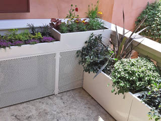 Progettazione e realizzazione terrazza con fioriere su misura, Mattia Boldrin Garden Design Mattia Boldrin Garden Design Nowoczesny balkon, taras i weranda