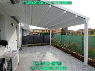 Tenda a pergola addossata in giardino senza compromessi, Zilvetti Tendaggi Zilvetti Tendaggi Front yard Aluminium/Zinc