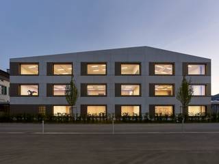 KES Schule Kestenholz, ern+ heinzl Architekten ern+ heinzl Architekten Bedrijfsruimten Beton