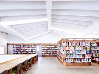 Mittelpunktbibliothek Köpenick, MAIPLATZ FOTOGRAFIE MAIPLATZ FOTOGRAFIE Floors Wood Wood effect