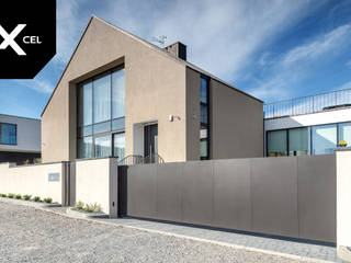 Dark Velvet. Grafitowe ogrodzenie z lakierowanej blachy, XCEL Fence XCEL Fence Halaman depan Aluminium/Seng