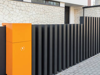 Black Stripes. Nowoczesne ogrodzenie pionowe, XCEL Fence XCEL Fence Jardines delanteros