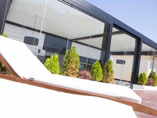 Ático con pérgola bioclimática y cortinas de cristal, Kauma Kauma Balcones y terrazas de estilo moderno