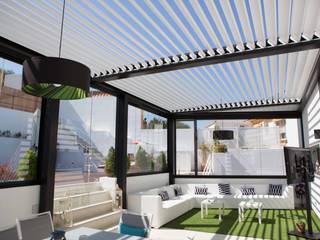 Ático con pérgola bioclimática y cortinas de cristal, Kauma Kauma Balcones y terrazas de estilo moderno